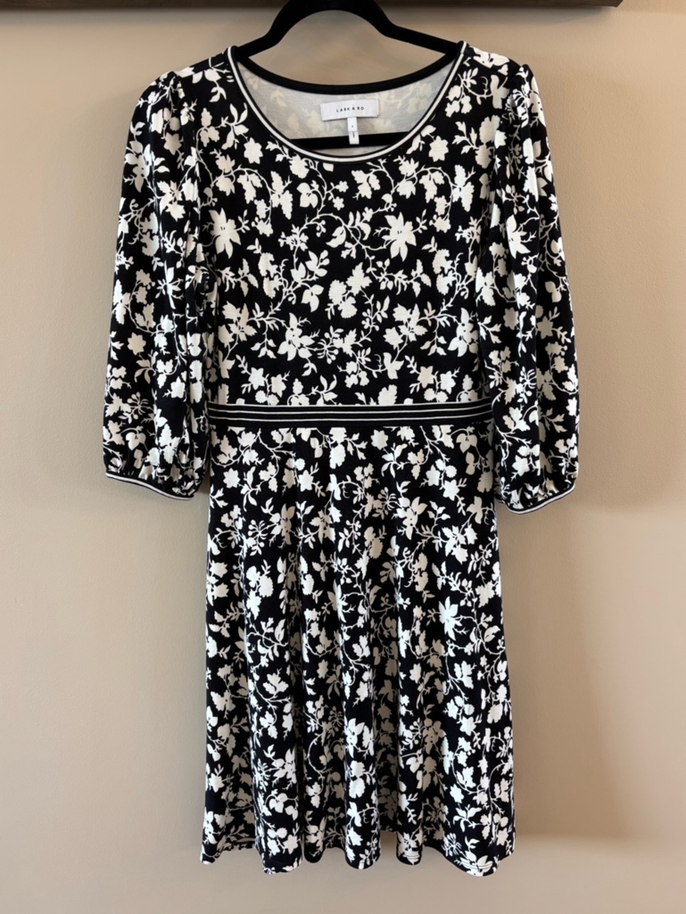 Lark & Ro Black and White Floral Scoop Neck Dress
